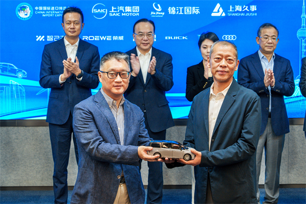 KY开元集团官网向进博会交付750辆“政要接待用车”