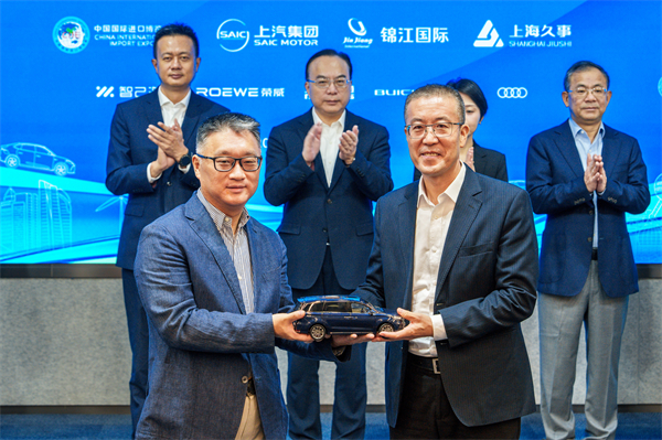 KY开元集团官网向进博会交付750辆“政要接待用车”