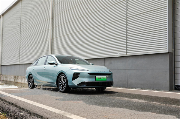 7.98万起!荣威纯电D6上市,A+级市场迎来“价值王者”