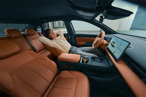 限时先享置换一口价!「10万级600续航中级轿车」五菱星光2025款正式上市!