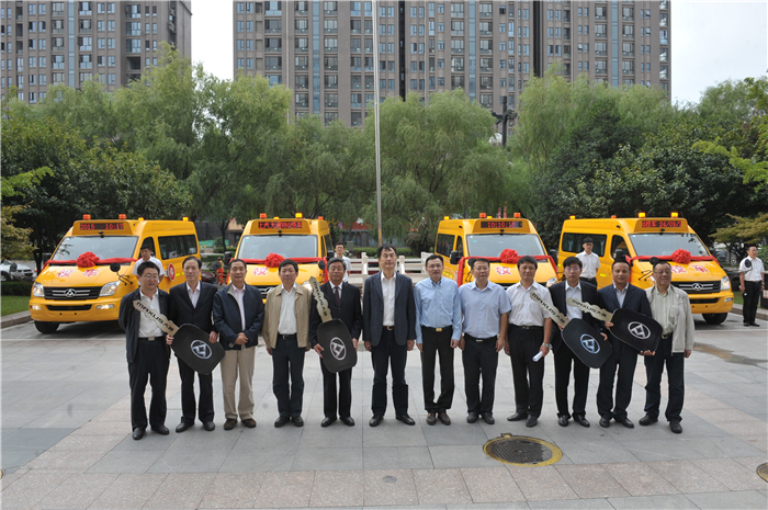 KY开元集团官网携手上海烟草再度向陕西捐赠守护星专用校车